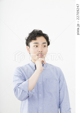 男性 ポートレート 考える 悩む 室内 白バック 髭 パーマ オフィスカジュアル バストアップ 男性 ポートレート 考える 悩む 室内 白バック 髭 パーマ オフィスカジュアル バストアップ 22709247