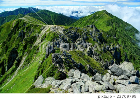 中央アルプス・宝剣岳山頂から見る空木岳への稜線と三ノ沢岳 中央アルプス・宝剣岳山頂から見る空木岳への稜線と三ノ沢岳 22709799