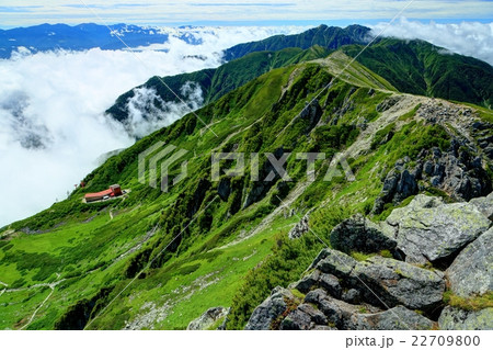 中央アルプス・宝剣岳山頂から千畳敷カールと空木岳への稜線 22709800