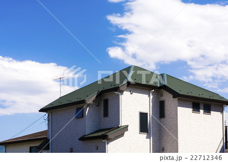 緑の屋根と青空 22712346