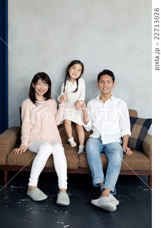 ソファーに座る家族3人 ソファーに座る家族3人 22713026