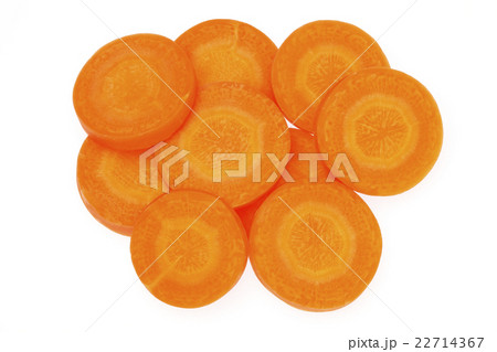 白背景の輪切りの人参 22714367