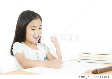 問題が解けて嬉しい女の子　勉強する女の子　 22714463