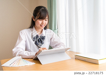 ペンタブレットで勉強をする女子高生の写真素材