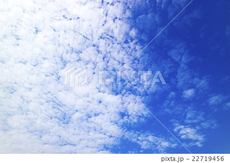 青空 空 雲 春の空 背景 背景素材 5月の写真素材 22719456 Pixta