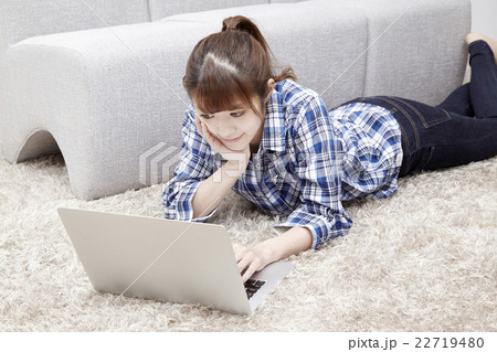 20代女性パソコン 22719480