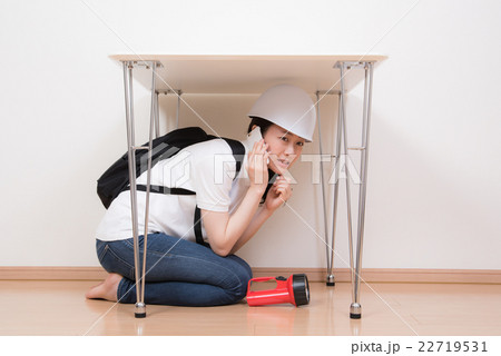 避難　女性 22719531