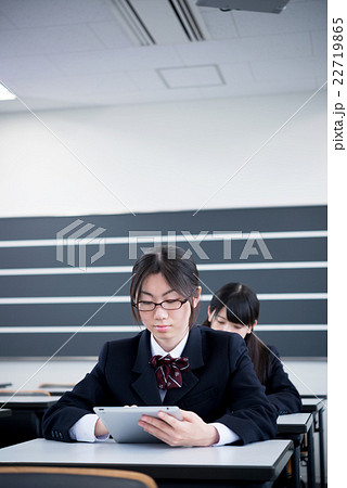 タブレットパソコンを使って授業を受ける女子高校生 タブレットパソコンを使って授業を受ける女子高校生 22719865