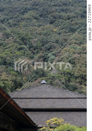栗林公園、掬月亭の初莚観北棟の屋根と背景の紫雲山 22719969