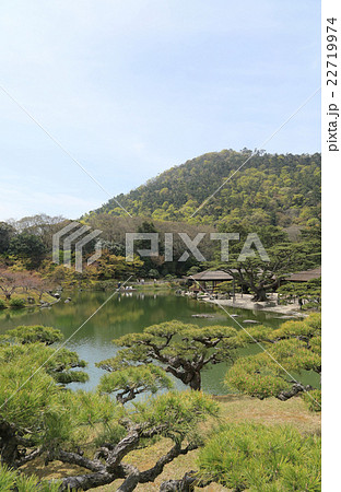 特別名勝「栗林公園」南庭南湖を周遊する観光の和船（左は楓嶼、右は掬月亭） 22719974
