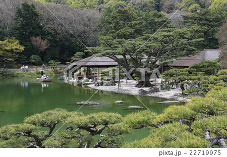 特別名勝「栗林公園」南庭南湖、掬月亭前をゆく観光の和船 22719975