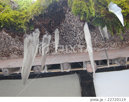 かやぶき屋根　軒下の氷柱 22720119