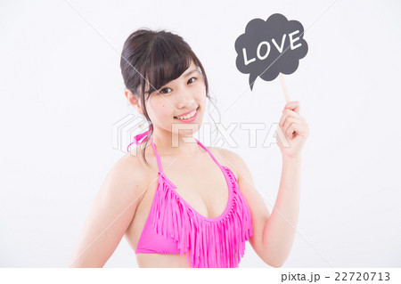 フォトプロップスを持つ水着女性 22720713