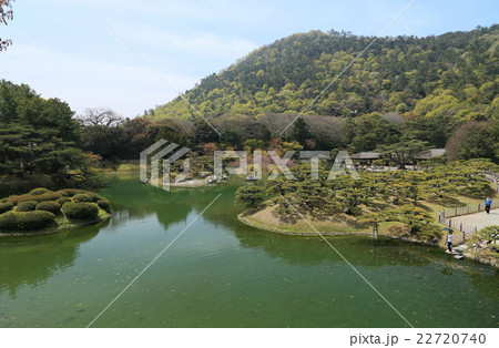 特別名勝「栗林公園」南庭南湖を周遊する観光の和船(左は杜鵑嶼、右は渚山と掬月亭) 特別名勝「栗林公園」南庭南湖を周遊する観光の和船(左は杜鵑嶼、右は渚山と掬月亭) 22720740