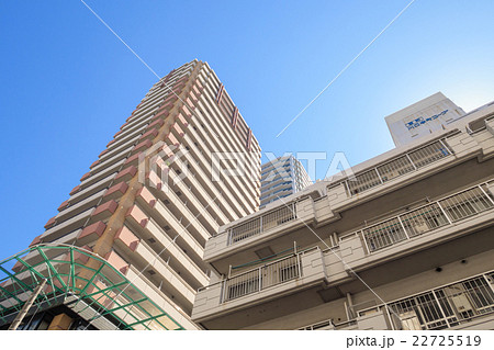 高層マンションと青空 22725519