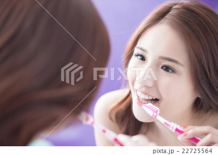 Smile woman brush teeth Smile woman brush teeth 22725564
