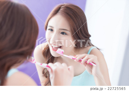 Smile woman brush teeth 22725565