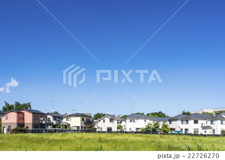 分譲住宅と更地と青空 22726270