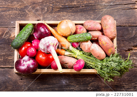 fresh vegetables in wooden box fresh vegetables in wooden box 22731001