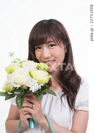 花束を持つ女性 22731008