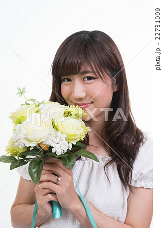 花束を持つ女性 花束を持つ女性 22731009