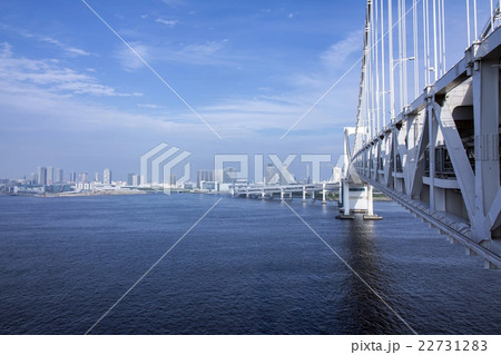 都市へと続く橋の遠景 22731283