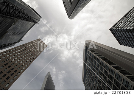 下から見上げたビル群 下から見上げたビル群 22731358