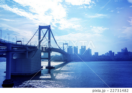 都市へと続く橋の遠景 22731482