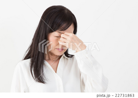 体調不良の女性 22731863