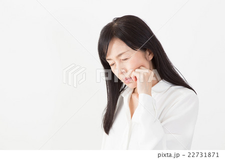 体調不良の女性 体調不良の女性 22731871