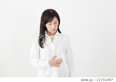 体調不良の女性 22731897