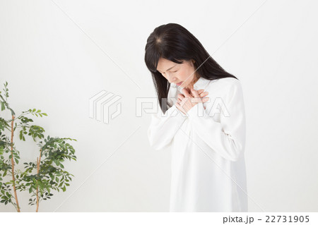 体調不良の女性 22731905
