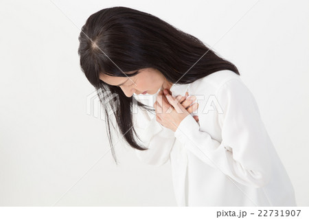 体調不良の女性 22731907