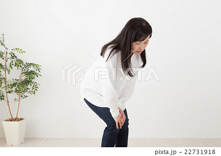 体調不良の女性 22731918