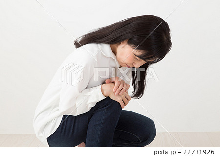 体調不良の女性 22731926