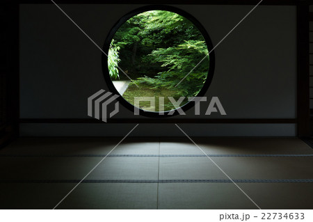 京都市北区鷹峯にある源光庵の新緑を撮影したもの 22734633