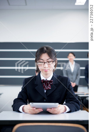 タブレットパソコンを使って授業を受ける女子高校生 タブレットパソコンを使って授業を受ける女子高校生 22736052