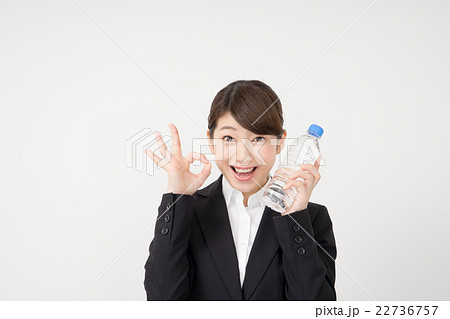 ペットボトルを持つ女性 22736757