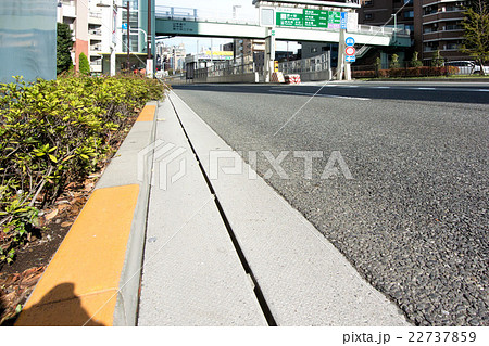 車道脇の側溝 車道脇の側溝 22737859