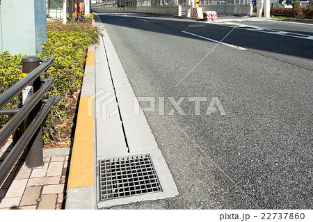 東京都渋谷区山手通り、車道の側溝 22737860