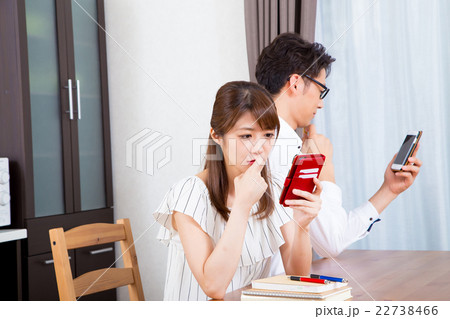 スマホに夢中なカップル　スマホばかり見る夫婦　スマホ中毒　 22738466