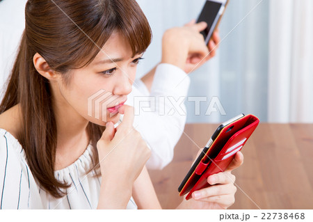 スマホに夢中なカップル　スマホばかり見る夫婦　スマホ中毒　 22738468