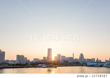 みなとみらいと輝く夕日 22738587