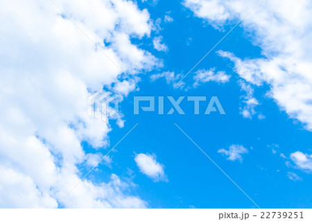 爽やか初夏の空 コピースペース 文字スペース 積雲 背景用素材 爽やか初夏の空 コピースペース 文字スペース 積雲 背景用素材 22739251