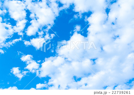 爽やか初夏の空 コピースペース 文字スペース 積雲 背景用素材 爽やか初夏の空 コピースペース 文字スペース 積雲 背景用素材 22739261