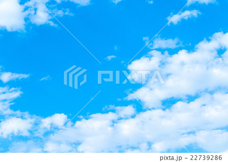 爽やか初夏の空　コピースペース　文字スペース　積雲　背景用素材 22739286