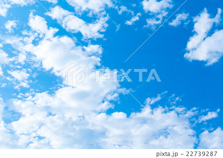 爽やか初夏の空 コピースペース 文字スペース 積雲 背景用素材 爽やか初夏の空 コピースペース 文字スペース 積雲 背景用素材 22739287
