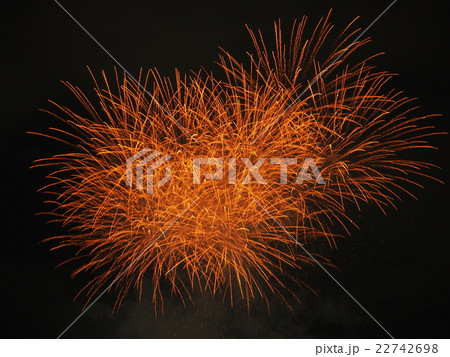 神宮外苑花火大会のオレンジ一色で美しい花火を使ったスターマインの写真素材