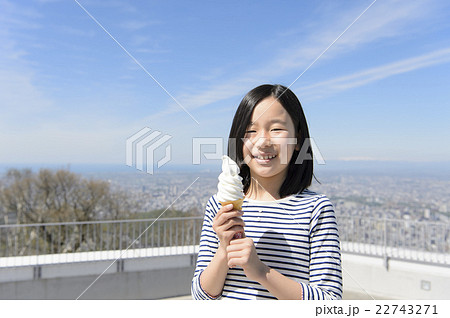 ソフトクリームを持つ子ども（北海道 藻岩山 山頂） 22743271