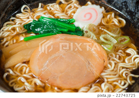 具入りのインスタントラーメン 具入りのインスタントラーメン 22743725
